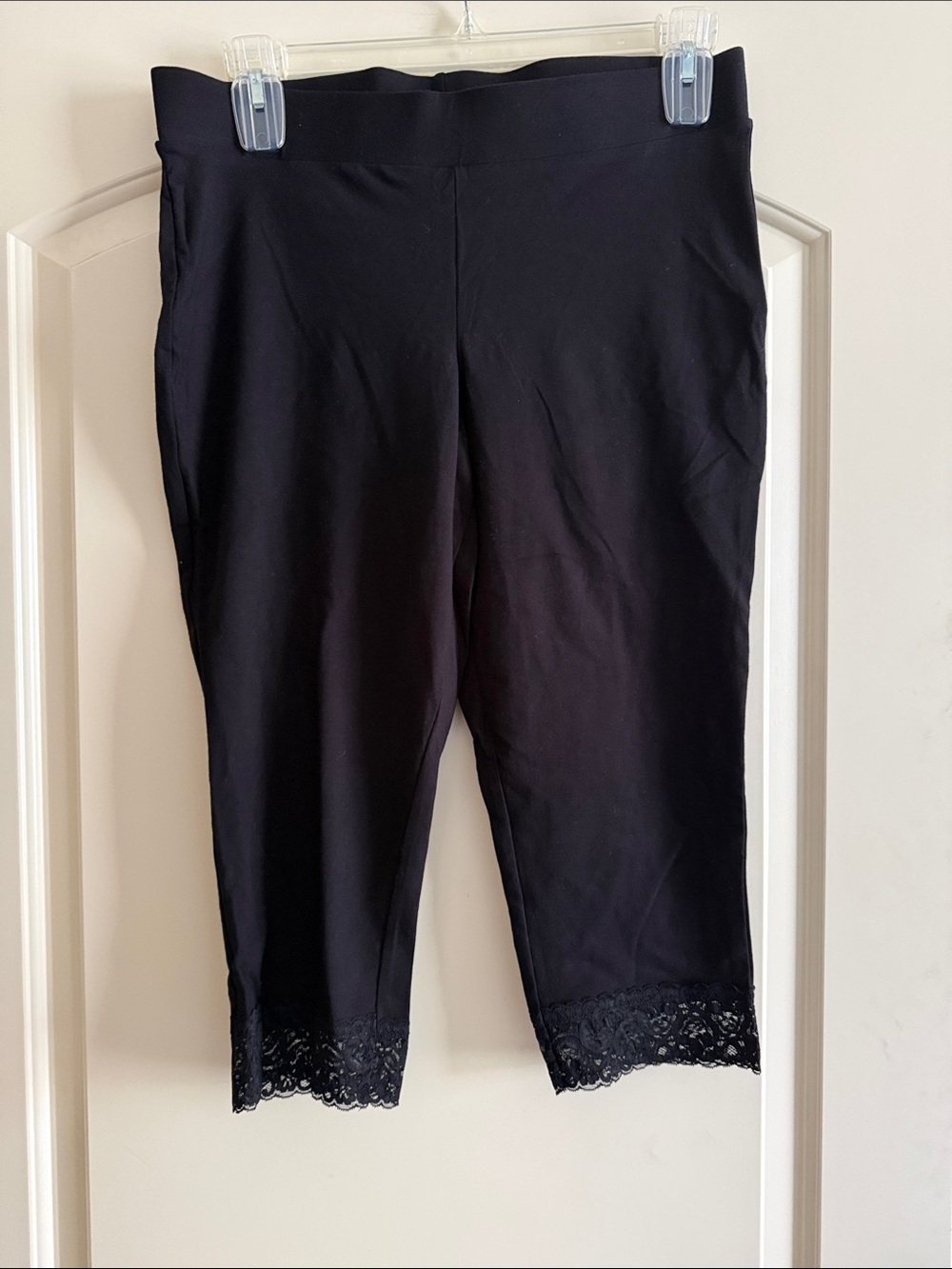 torrid Black Lace-Hem Capri-size 2